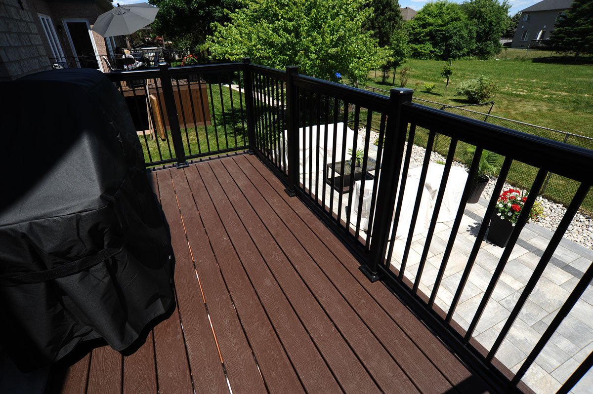 Composite Deck with Aluminum Railings