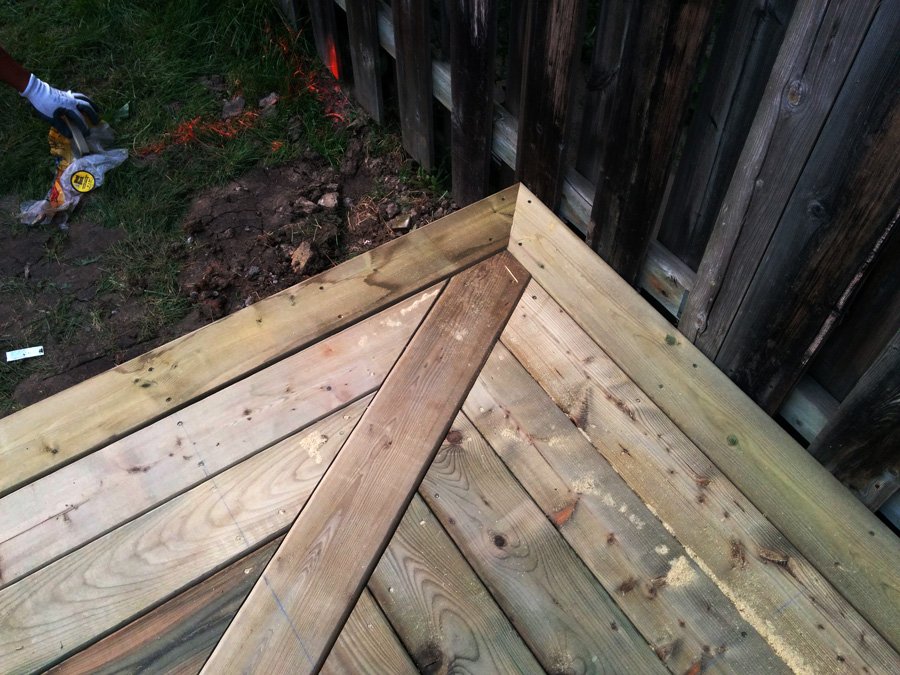 Low profile deck with different decking direction