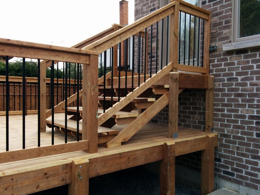 Medium height deck with exposed posts