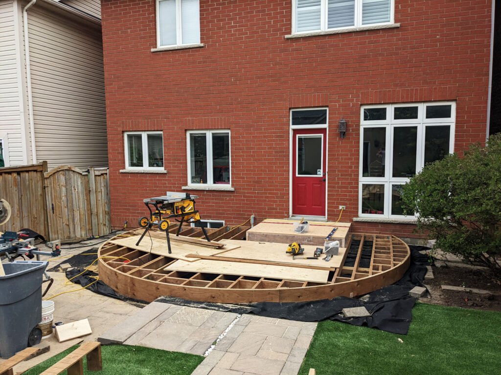 Perfect round deck with sunroom on it