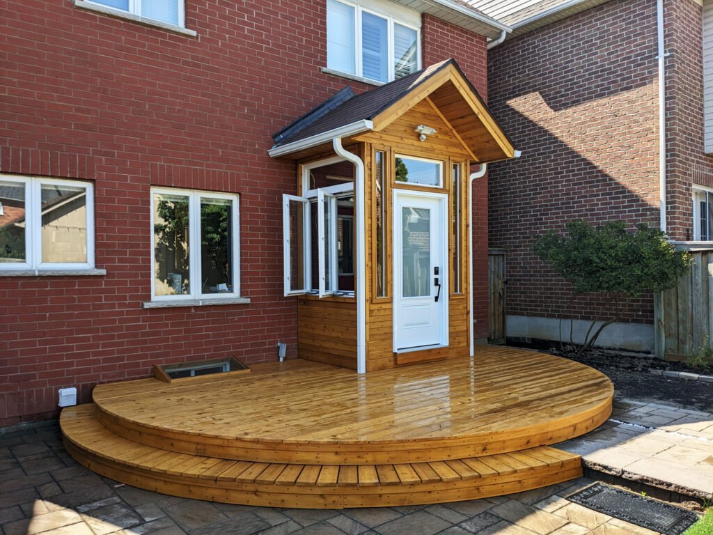 Perfect round deck with sunroom on it