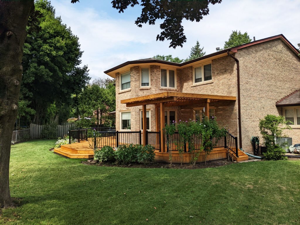 Low level cedar deck with louver pergola